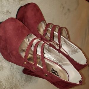 High heeled dress shoes